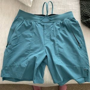 Lululemon License to Train Size M shorts !! blue !!